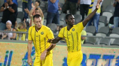 מוסא קונאטה חוגג עם סאבו פאביצ´ביץ´ (משה חרמון)