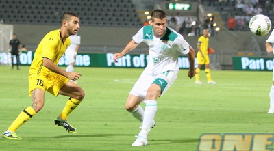 אלירן עטר מסנה להכניס כדור לתוך הרחבה (משה חרמון)