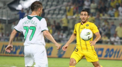 רפי דהן ואונופראש במאבק על הכדור (משה חרמון)