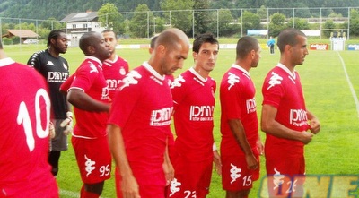 שחקני הפועל עולים למגרש (קובי ברדה, אתר הפועל ת&qout;א) (ONE)