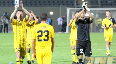 שחקני מכבי ת&qout;א חוגגים בסיום (משה חרמון)