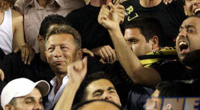 גאידמק עם האוהדים. אולי עכשיו הוא יוכל לחזור להתרכז בכדורגל (ניר בוקסנבאום)