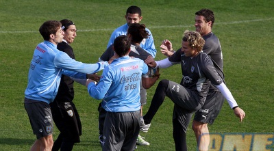 דייגו פורלאן והחברים משתעשעים על חשבון מרטין קאסרס (רויטרס)