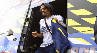 ראדמל פלקאו יורד מהאוטובוס בקורדובה (רויטרס)