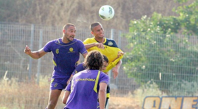 אורי כהן מנסה להגיע לכדור גובה מול גיל קין (ליאור טימור) אורי כהן מנסה להגיע לכדור גובה מול גיל קין (ליאור טימור)