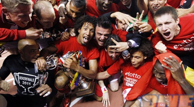 סטנדרד חוגגת גביע בשנה שעברה. האם בוזגלו יצטרף? (רויטרס) סטנדרד חוגגת גביע בשנה שעברה. האם בוזגלו יצטרף? (רויטרס)