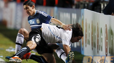 אלברו גונסאלס נאבק עם אנחל די מריה (רויטרס) אלברו גונסאלס נאבק עם אנחל די מריה (רויטרס)