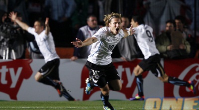 פורלאן המבשל בטירוף, דייגו פרס הכובש חוגג ברקע (רויטרס) פורלאן המבשל בטירוף, דייגו פרס הכובש חוגג ברקע (רויטרס)