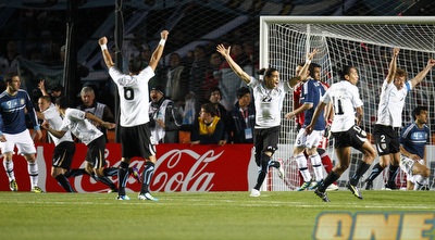 שחקני אורוגוואי היו בטירוף מהשער המפתיע (רויטרס) שחקני אורוגוואי היו בטירוף מהשער המפתיע (רויטרס)