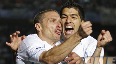 וזה איש הדקה השישית, דייגו פרס, שרץ לחגוג עם לואיס סוארס (רויטרס) וזה איש הדקה השישית, דייגו פרס, שרץ לחגוג עם לואיס סוארס (רויטרס)