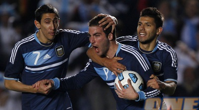 אגוארו ודי מריה ממהרים לברך את ´פיפיטה´ על השער (רויטרס) אגוארו ודי מריה ממהרים לברך את ´פיפיטה´ על השער (רויטרס)