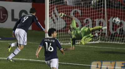 היגוואין נוגח פנימה (רויטרס) היגוואין נוגח פנימה (רויטרס)