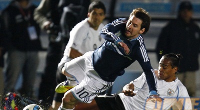 פריירה בעוד אחד מהתיקולים החריפים על מסי (רויטרס) פריירה בעוד אחד מהתיקולים החריפים על מסי (רויטרס)