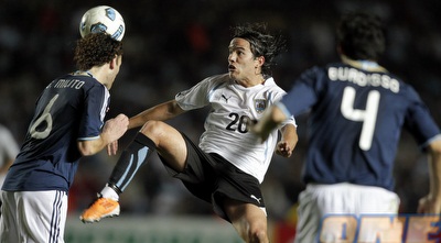 גבי מיליטו מקדים את גונסאלס לכדור (רויטרס) גבי מיליטו מקדים את גונסאלס לכדור (רויטרס)