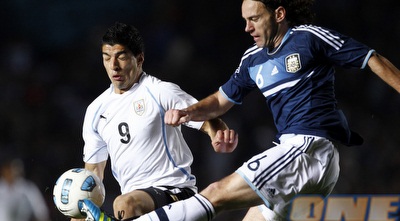 סוארס מול מיליטו. גם החלוץ היה יכול לגמור את המשחק לפני ההארכה (רויטרס) סוארס מול מיליטו. גם החלוץ היה יכול לגמור את המשחק לפני ההארכה (רויטרס)