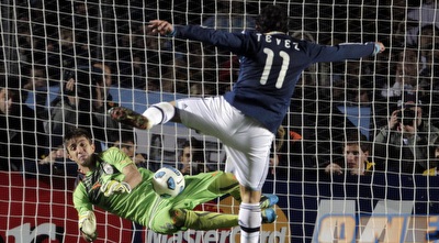 מוסלרה עוצר את הפנדל. הגיבור מול הנוול (רויטרס)