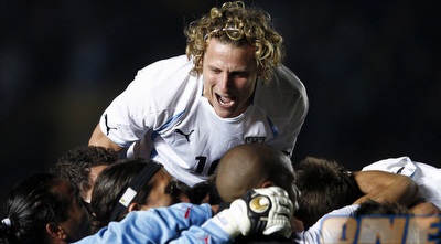 אורוגוואי חוגגת מקום בחצי הגמר (רויטרס) אורוגוואי חוגגת מקום בחצי הגמר (רויטרס)