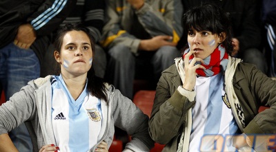 אוהדות מאוכזבות של ארגנטינה (רויטרס) אוהדות מאוכזבות של ארגנטינה (רויטרס)