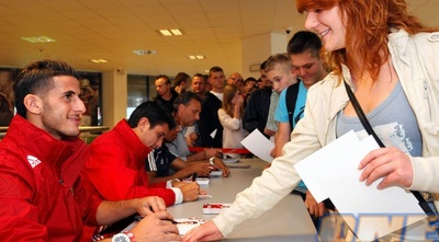 דודו ביטון חותם למעריצה (האתר הרשמי של ויסלה קראקוב)