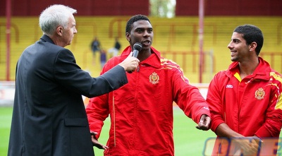 לירוי צעירי בהצגת השחקנים. &qout;