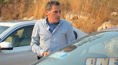 דן אדלר מגיע לבית וגן (יניב גונן)