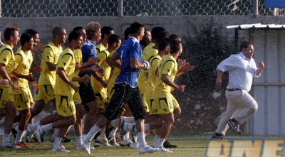 אדם לוין רץ עם השחקנים אבל לא מצליח לברוח מהממטרות (יניב גונן)