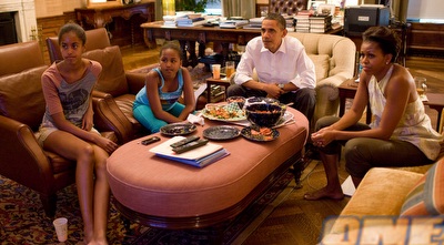 ברק אובאמה ומשפחתו צופים במשחק (רויטרס)