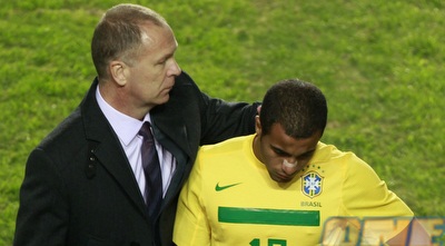 מנזס עם לוקאס. המאמן ימשיך בתפקידו (רויטרס) מנזס עם לוקאס. המאמן ימשיך בתפקידו (רויטרס)