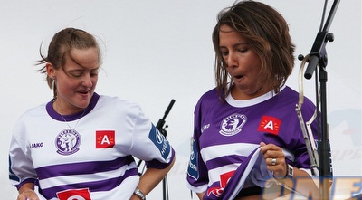 אוהדות בירשחוט בהצגת השחקנים (ONE)