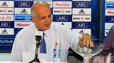 לוזון מגריל כדורים בהתאחדות (שי לוי) לוזון מגריל כדורים בהתאחדות (שי לוי)