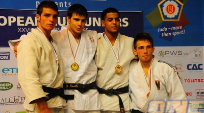 שגיא מוקי (שני מימין) ותומר זקהיים (השמאלי) עם המדליות