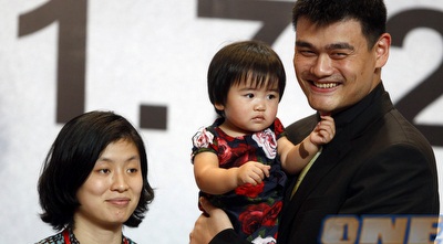 יאו מינג עם אשתו וביתו במהלך מסיבת העיתונאים (רויטרס)