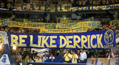 מחוות האוהדים לדריק שארפ. &qout; (יניב גונן)