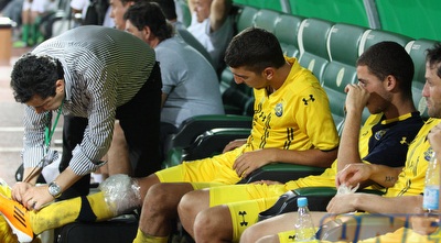 דאבור מקבל טיפול בברך (האתר הרשמי של מכבי ת&qout;א) (ONE)