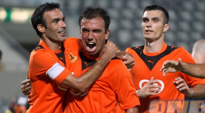 פדרו גלבאן חוגג עם כפיר אדרי (יניב גונן) פדרו גלבאן חוגג עם כפיר אדרי (יניב גונן)