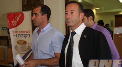 שגיא תירוש ואיציק קורנפיין יוצאים מרוצים מהדיון (גיא בן זיו) שגיא תירוש ואיציק קורנפיין יוצאים מרוצים מהדיון (גיא בן זיו)