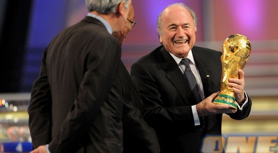 ספ בלאטר וגביע העולם. האם הוא יחזיק בתפקידו לאור ההערות? (GettyImages) ספ בלאטר וגביע העולם. האם הוא יחזיק בתפקידו לאור ההערות? (GettyImages)