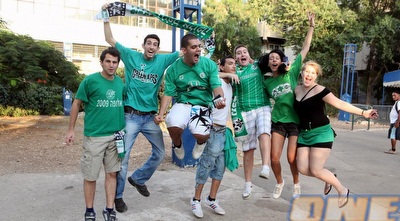 שבעה אוהדי מכבי חיפה. ביחד - לפחות 1,400 ש&qout;ח. ממה אתם שמחים? (עמית מצפה) שבעה אוהדי מכבי חיפה. ביחד - לפחות 1,400 ש&qout;ח. ממה אתם שמחים? (עמית מצפה)