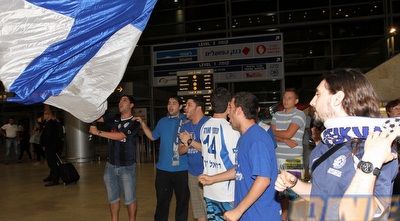 אוהדי מכבי פ&qout;ת מחכים לשחקנים (מור שאולי)