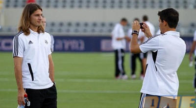 שחקני ואדוז מצטלמים בבלומפילד (יוסי ציפקיס)