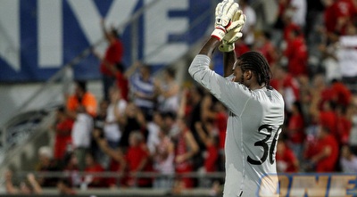 וגם אדל מרוצה מהופעתו של קבוצתו החדשה (יוסי ציפקיס) וגם אדל מרוצה מהופעתו של קבוצתו החדשה (יוסי ציפקיס)