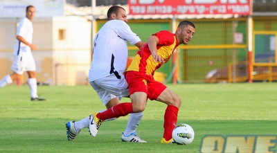 אבירם ברוכיאן ובן בוטבול נאבקים במרכז המגרש (שי לוי)