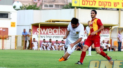 סטיבן כהן כובש את שער היתרון של בית&qout;ר (שי לוי)