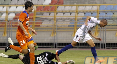 עידו אקסברד חולף על פני אוהד כהן (יוסי ציפקיס)