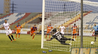 עידו אקסברד מכניע את אוהד כהן (יוסי ציפקיס)