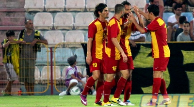 שחקני אשדוד חוגגים עם בן לולו, הבית&qout;רים ביציע לא ממש מרוצים (שי לוי)