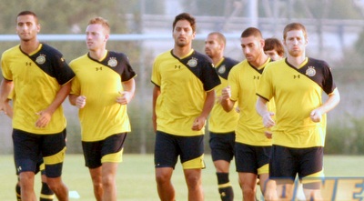 שחקני מכבי עם יצחקי באימון: &qout;ברק שחקן מעולה, הוא יצליח בכל מקום&qout; (יניב גונן)