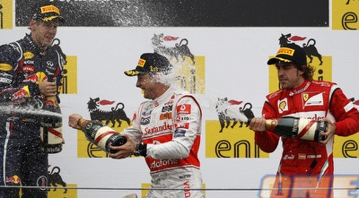 אלונסו, באטן ופטל חוגגים. קצת שמפנייה לא הזיקה לאף אחד (רויטרס)