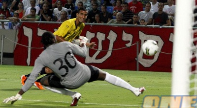 אורי כהן מכניע את אפולה אדל (יוסי ציפקיס)