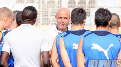 יוסי אבוקסיס עם השחקנים. רוצה יותר מנחמדות (משה חרמון) יוסי אבוקסיס עם השחקנים. רוצה יותר מנחמדות (משה חרמון)